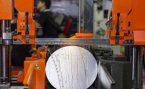 龙圩立式金属带锯床切削出现跑带故障解决方法！